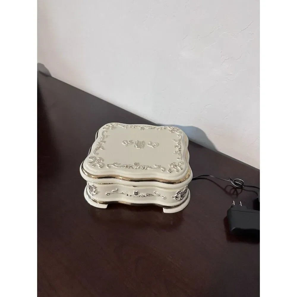 Beautiful Vintage Porcelain Mr. Christmas All-Season Symphonium Music Box Gold